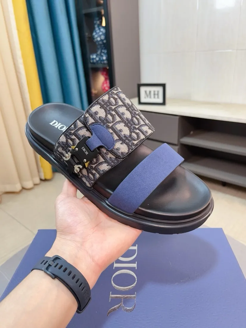 Men's Men's Shoes 💰320🌸🌸Dior Aqua Men's Sandals Slippers. Showcasing Dior haute couture design. The Dior gray suede strap is accented with an aluminum Dior buckle for added style. Paired with a comfortable tonal notch sole, they pair easily with shorts or jeans for a sophisticated look. Main body: suede cow leather, technical fabric lining: cow leather, with adjustable straps, aluminum Dior buckle, Dior gray EVA insole, tonal notch rubber outsole splicing structure👌👌size: 38-44 (45.46 customized)